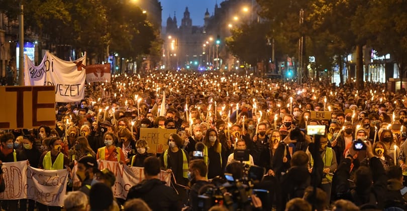 „Én 56-ban is vonultam, 89-ben is vonultam, most az unokáimért vonulok” – videó a pénteki SZFE-tüntetésről