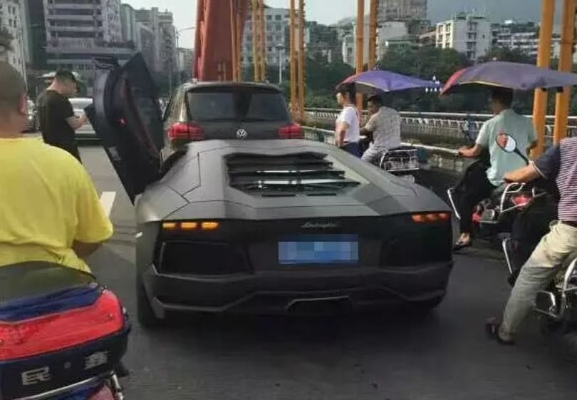 Ilyen véget ér egy Volkswagen kontra Lamborghini baleset