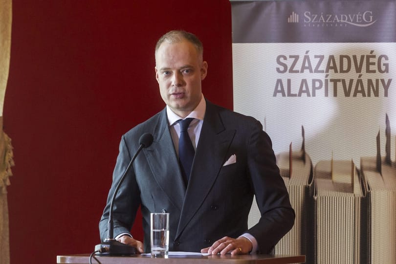 Ráfordult az egészségügyre a kormányszóvivő vonatgyáros férje