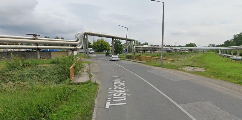 Patakba zuhant egy autó Pécsen, a sofőr kis híján megfulladt