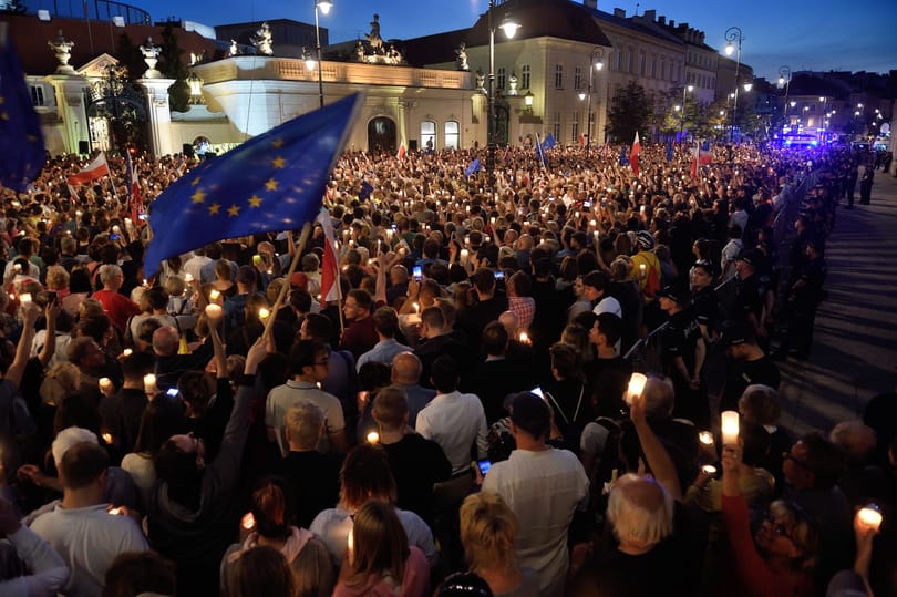 Falnak rohanhat a varsói gyors: Kaczynski gyilkost kiáltva űzi előre pártját