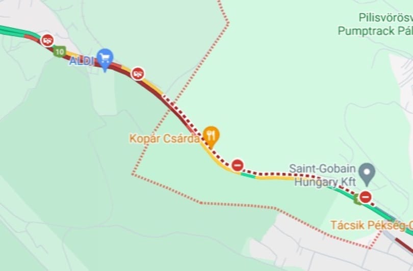 Négyes karambol miatt beállt a 10-es út Pilisvörösvár után