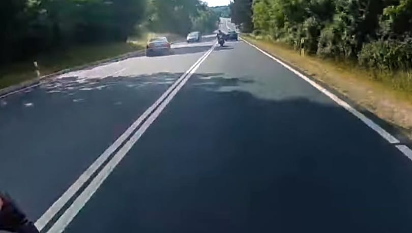Félelmetes szabálytalanság-sorozatot vett fel egy motoros kamerája a 8-as úton 