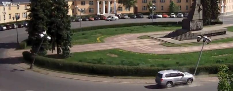 Videó: Így kell egyszerre két oszlopot kiütni egy terepjáróval