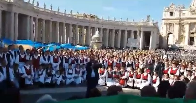 Így hangzik a Székely Himnusz a római Szent Péter téren (videó)