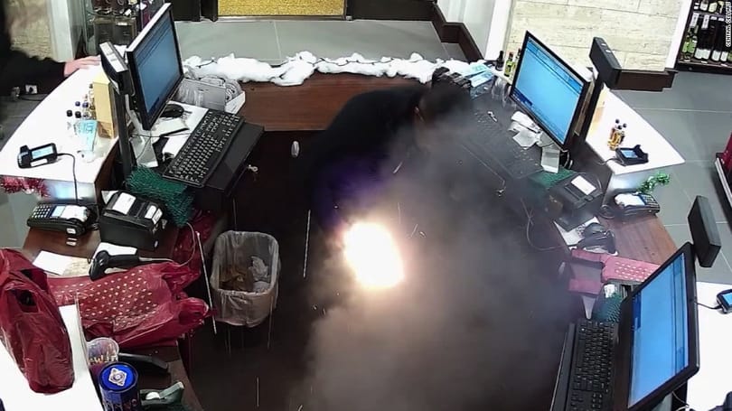 Videó: Képzelje el, hogy áll egy italboltban, amikor egyszer csak felrobban valami a zsebében