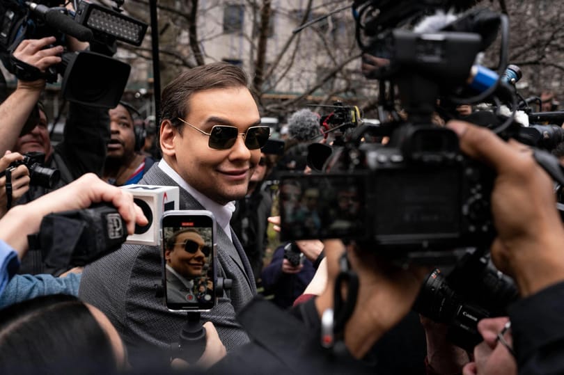 Ekkora kamugép nem volt még az amerikai politikában, mégis megtarthatja a mandátumát