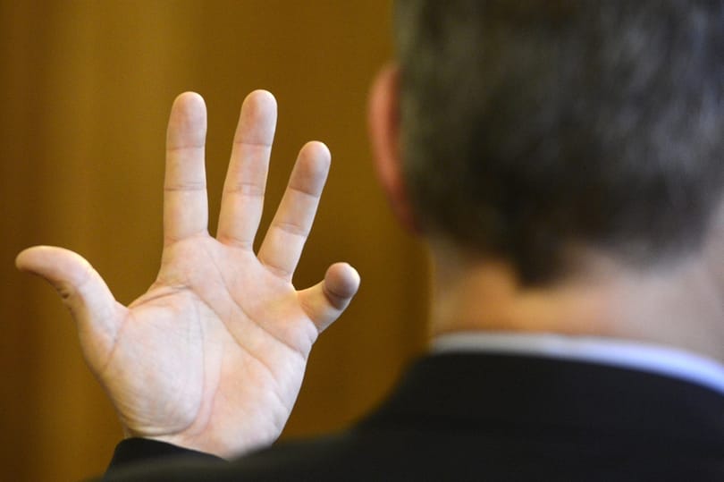Hiszékeny görbe kisujjára hivatkozott a kenőpénz-tárgyaláson – fotó