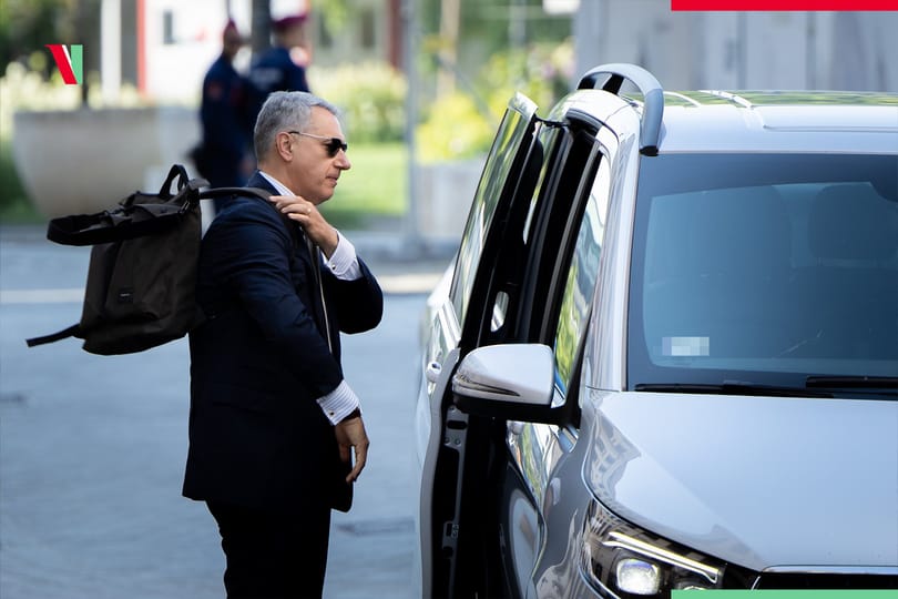 Luxus Mercedes kisbuszt használ Lázár tárcája, de nem árulják el, ki vette