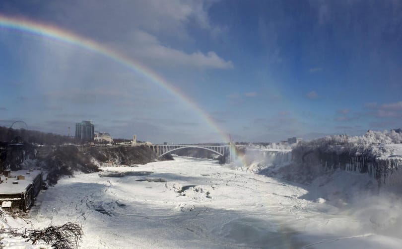 Felfújt gömbben ugrott a Niagarába egy férfi, belehalt