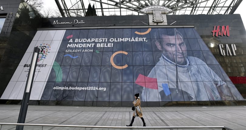 A múltat végképp eltörölni: máris eltüntetik az olimpiai kampányplakátokat