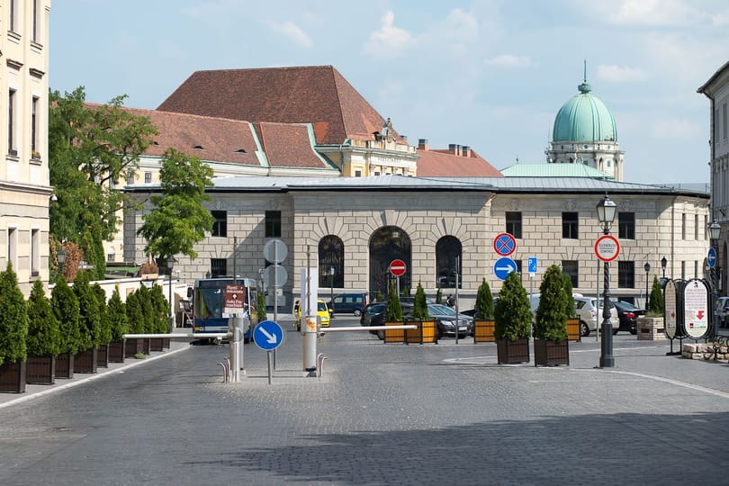 Szinte fillérekért bérel üzlethelyiséget a CBA a Várban