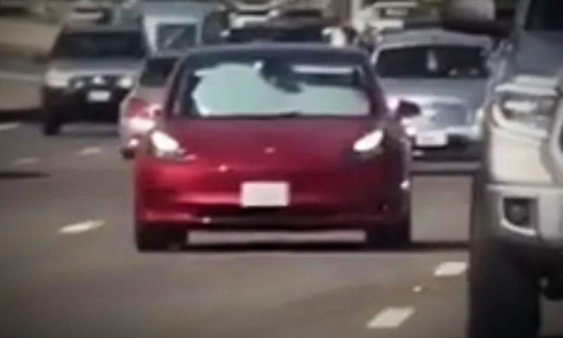 Videó: Zavarhatta a napsütés, inkább betakarta menet közben az ablakokat egy teslás