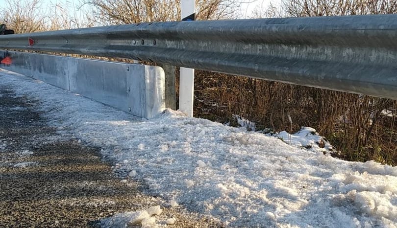 Motorosbarát szalagkorlát került a héregi szerpentin két veszélyes kanyarjába