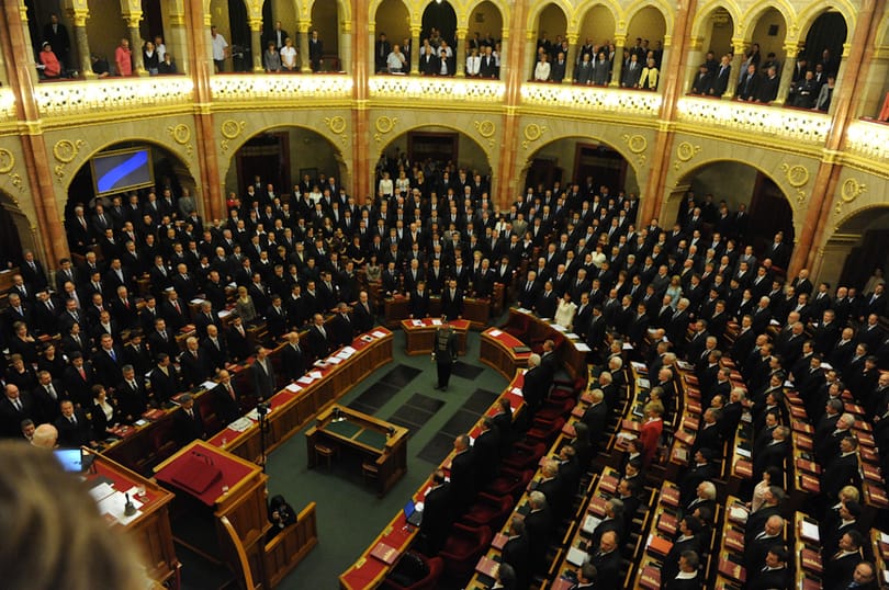 Parlament elé kerül hétfőn a 