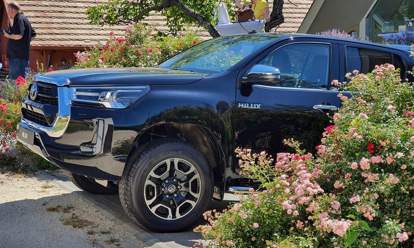 Magyarországon a megújult Toyota Hilux, üléspróbát vettünk benne