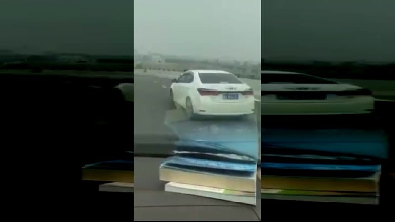 Videó: jobbról elhúz egy autó, kapaszkodó rendőrrel a motorháztetején