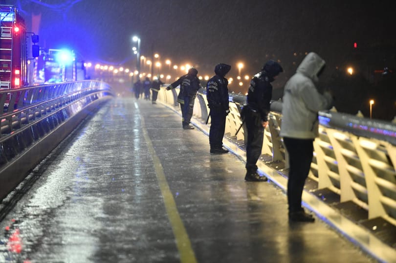 Vízi darut vittek a Margit hídhoz, hogy kiemelje a roncsokat