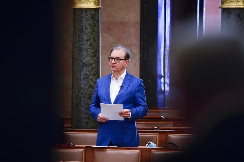 Videó: Az egyedül maradt Tóth Csaba bejelenti visszalépését