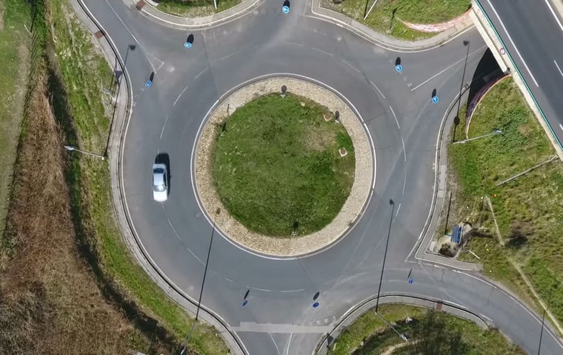 Francia specialitás a körforgalom, amiből nem lehet kihajtani – videó