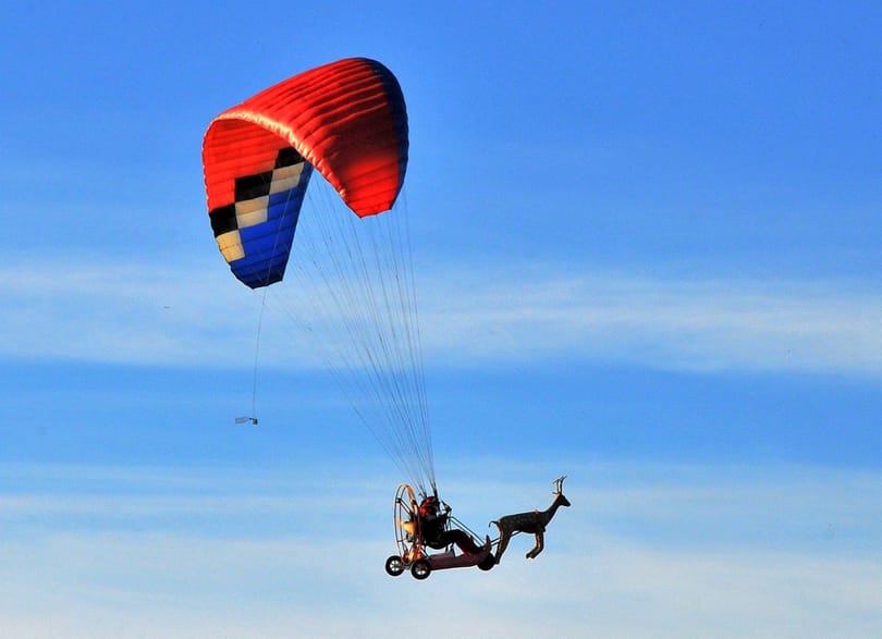 Katonai helikopterrel mentettek ki egy siklóernyőst