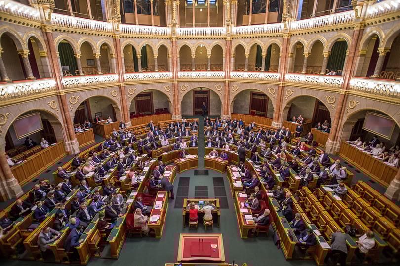 Elájult egy fideszes képviselő a parlamenti ülésen