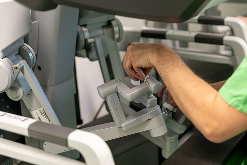 Negyedik generációs robotsebészt kapott a Semmelweis Egyetem, 400 műtétnél használják majd évente