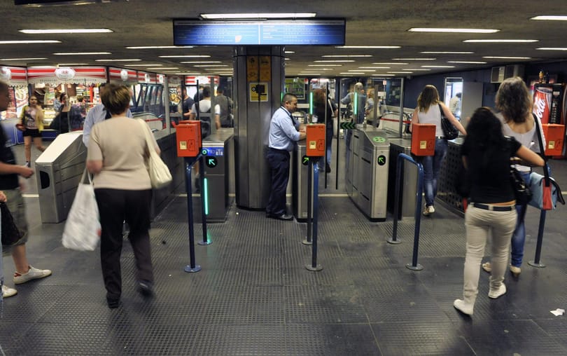 Beléptetőkapukat tesztelnek a 3-as metrón – fotók