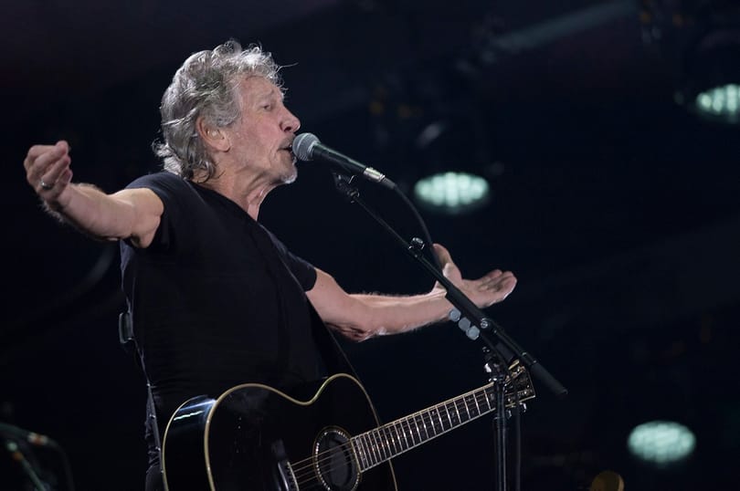 Orbán Viktor után a brazil elnökjelöltet is kiosztotta a koncertjén Roger Waters
