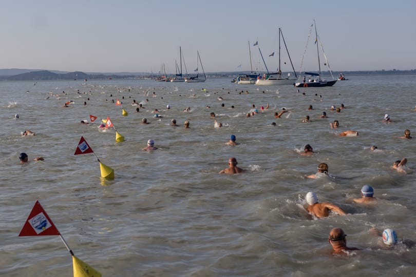 Elkezdődött a Balaton-átúszás, amire csak tapasztalt úszókat vártak a szervezők
