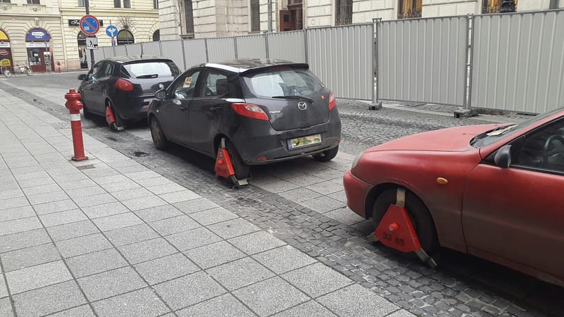Csattannak a kerékbilincsek az Operánál, de miért is?