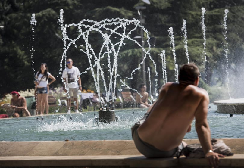 Hőségriadó Budapesten: vizet oszt a BKK, tartályos kocsit indít a Vízművek, tovább tartanak nyitva a fürdők