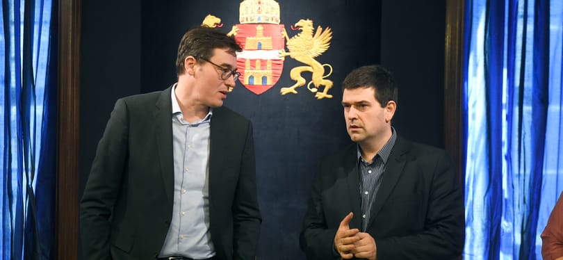 „Hosszú, tömött sorokban várjuk a bocsánatkérőket” – így reagált a főváros az ő igazukat bizonyító ügyészségi vádemelésre a Városháza-gate ügyében