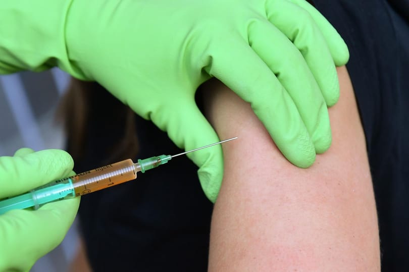Koronavírusos lett három medikus, akiknek beadták az orosz vakcinát
