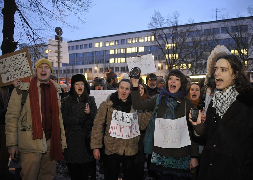 Tüntetők várják Ádert a berlini követségnél