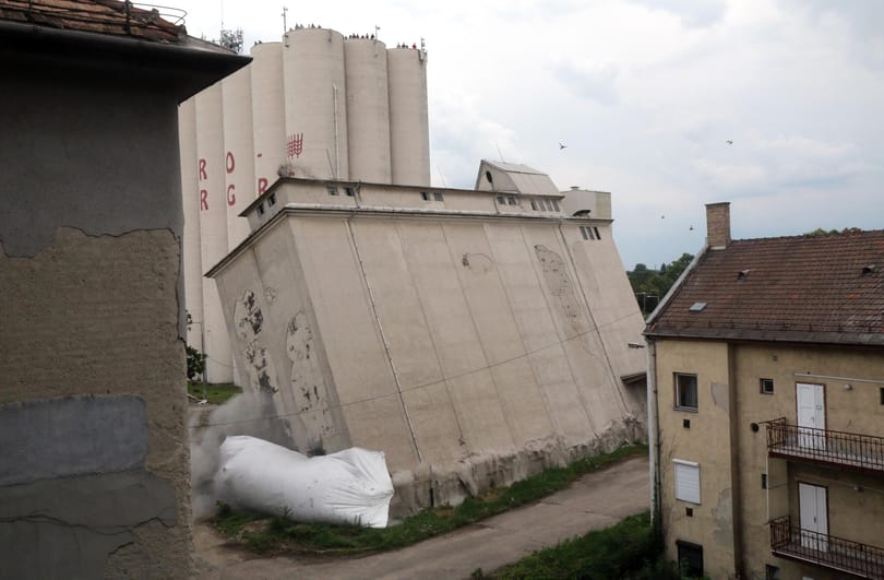 Videó: Egyszerűen az oldalára dőlt a felrobbantott miskolci malomépület
