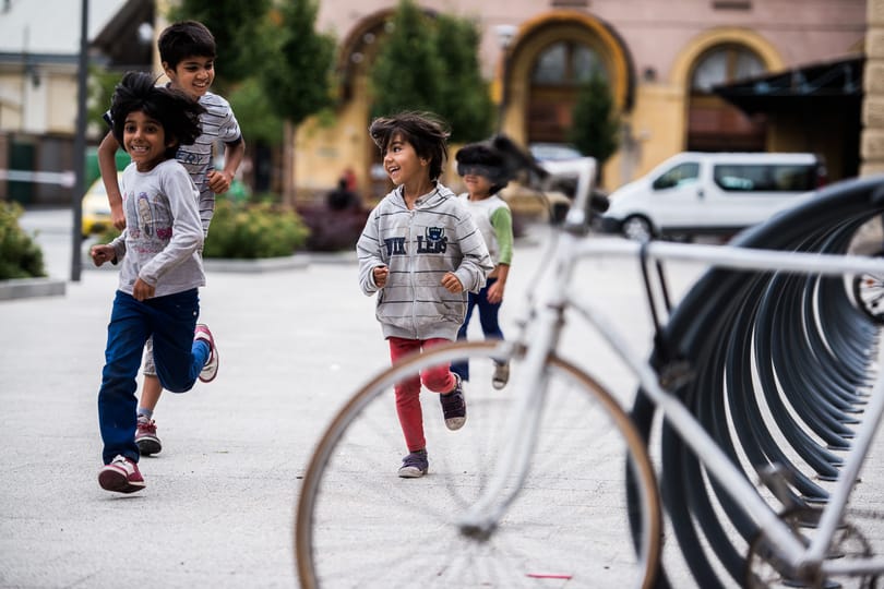 Honnan vannak márkás ruhái a menekülteknek? Például a magyar államtól