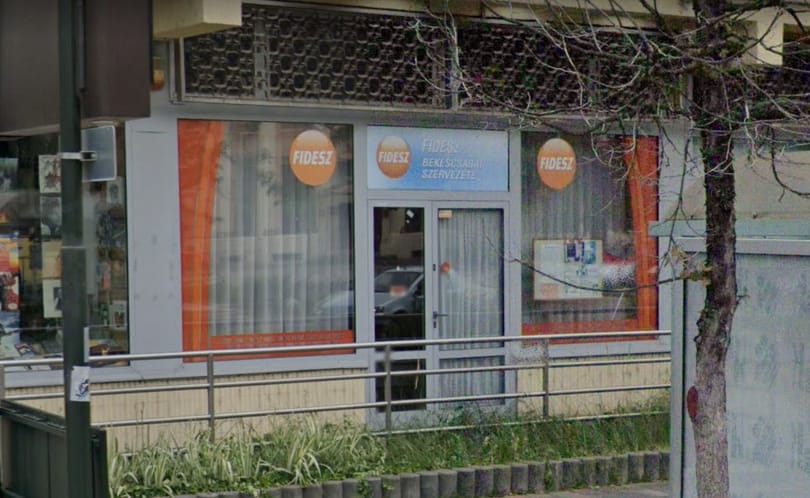 Elfogták a férfit, aki betörte a békéscsabai Fidesz-iroda ablakát
