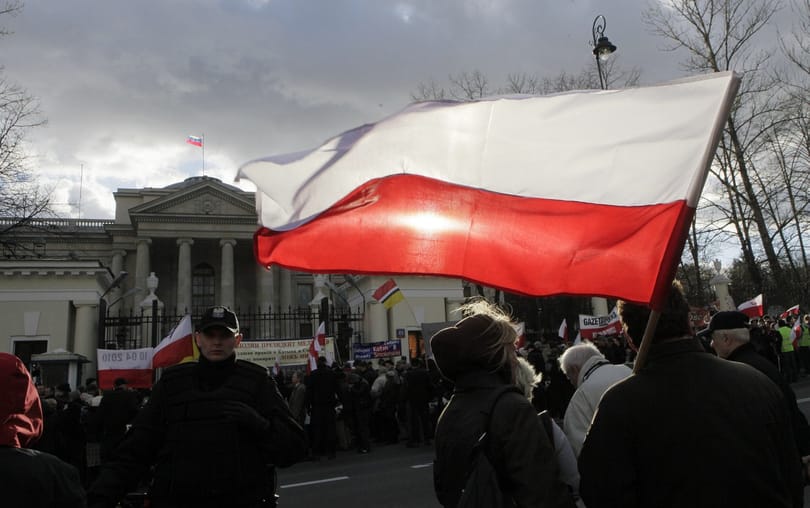 Engedett az Európai Bizottságnak a lengyel kormánypárt