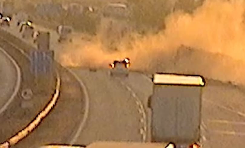 Letarolta a szalagkorlátot egy kamion az M1-esen – videó