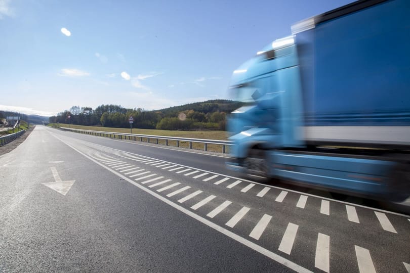 Felborult egy kamion Karcagnál, lezárták a 4-es főutat