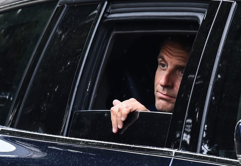 Macron meglátogatta az óvodásokat, akiket megkéselt egy szír férfi