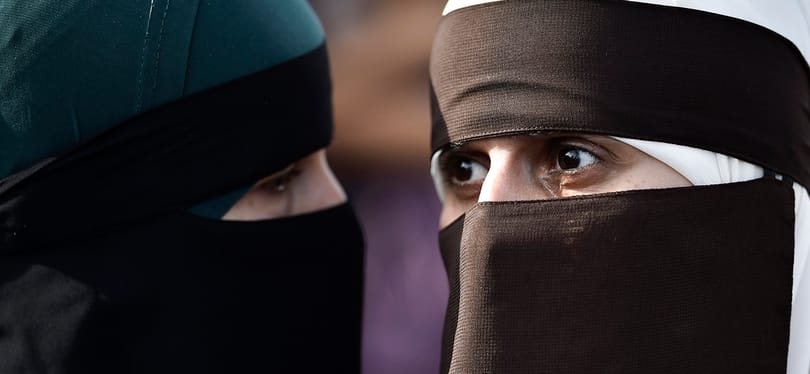Letartóztattak egy egyiptomi férfit, mert együtt reggelizett egy szaúdi nővel