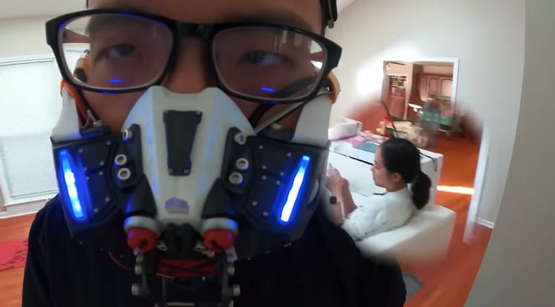 Videón a tökéletes maszk: ha nincs körülöttünk senki, kinyílik, és csak akkor zár vissza, ha ember közeleg