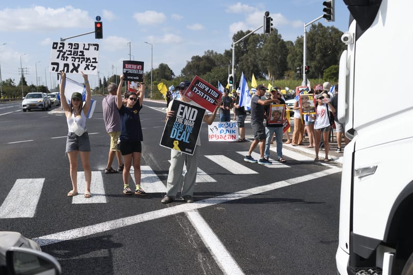 Az autópályát is lezárták a tüntetők Izraelben, hollywoodi színész is ott volt a demonstráción