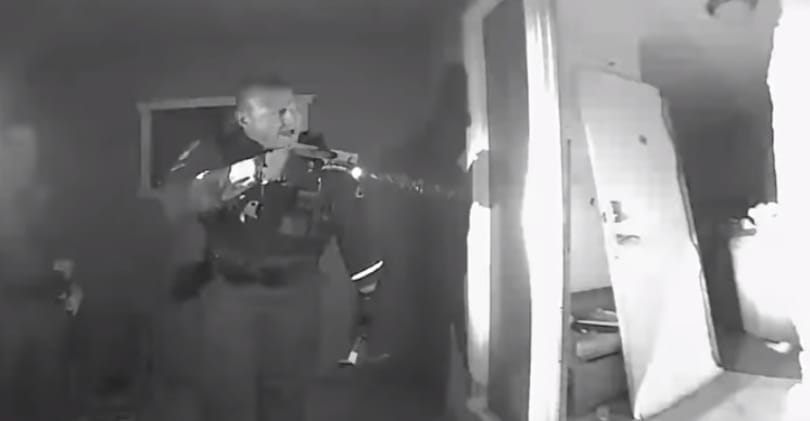 Rendőrök törték be az oltásellenes szülők ajtaját, mert lázas volt a gyerek – videó