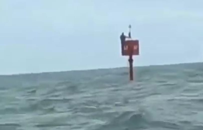 Két napot töltött egy jelzőbóján egy halász, aki leesett a hajójáról