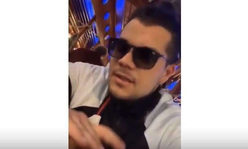 Elvitték a rendőrök Mr. Missht, mert megvert egy taxist a Boráros téren