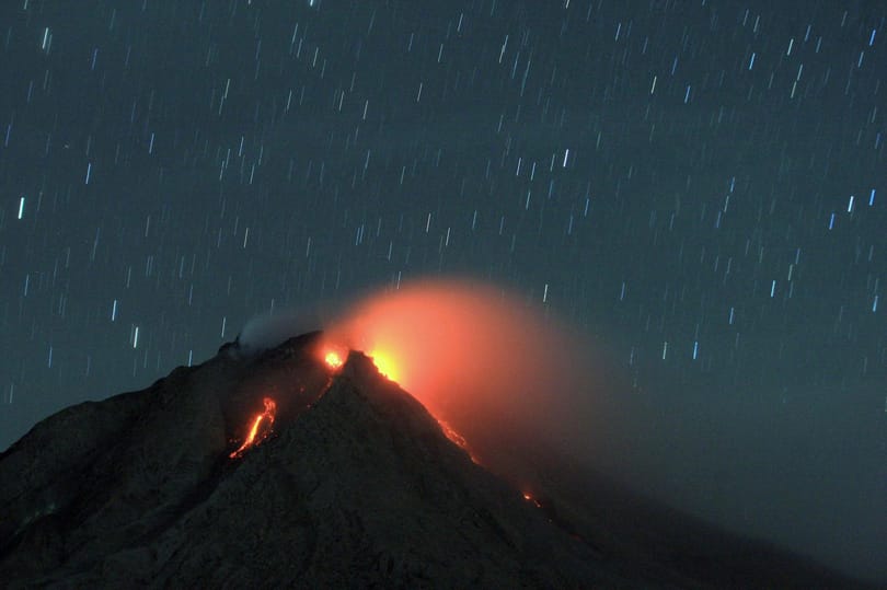 Fotók: Hamueső és csillagok, megint kitört a Sinabung vulkán