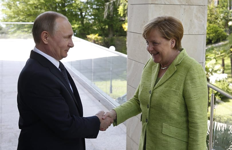 Putyin és Merkel újra megpróbálkozik a viták elsimításával